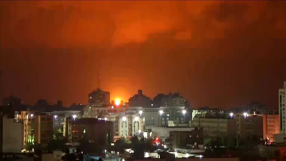 Video: Israel fliegt Luftangriffe auf Gazastreifen Video: Israel fliegt Luftangriffe auf Gazastreifen