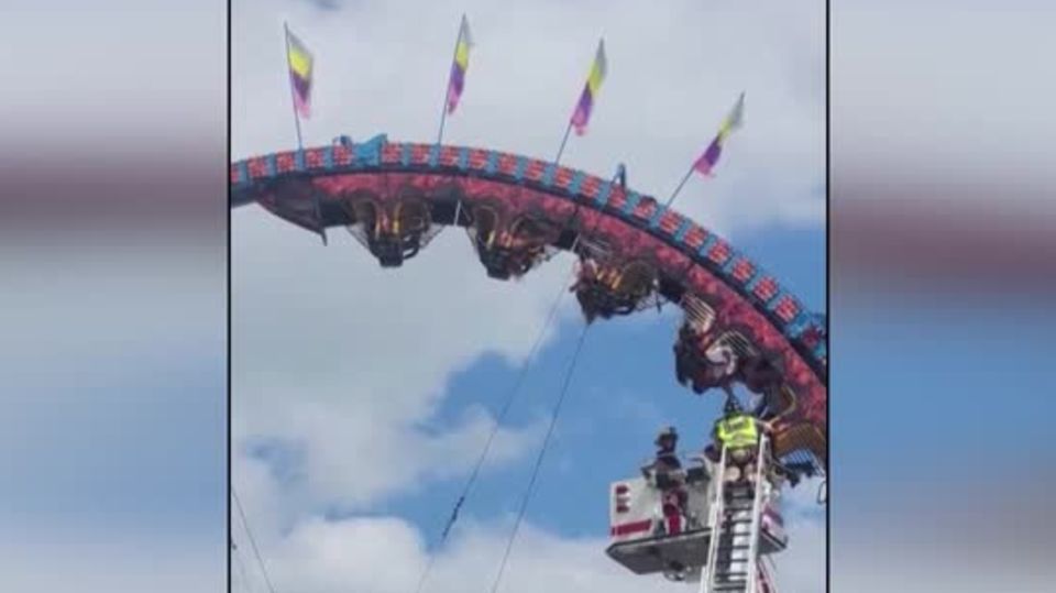 Komplizierte Rettung: Panne in Achterbahn: Besucher hängen kopfüber in luftiger Höhe fest
