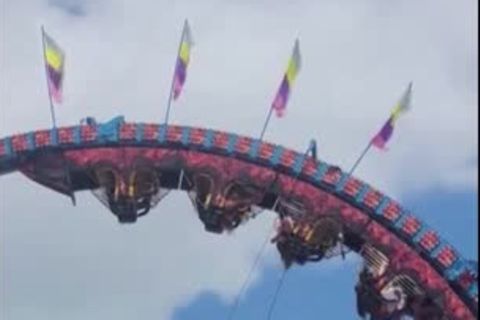 Komplizierte Rettung: Panne in Achterbahn: Besucher hängen kopfüber in luftiger Höhe fest