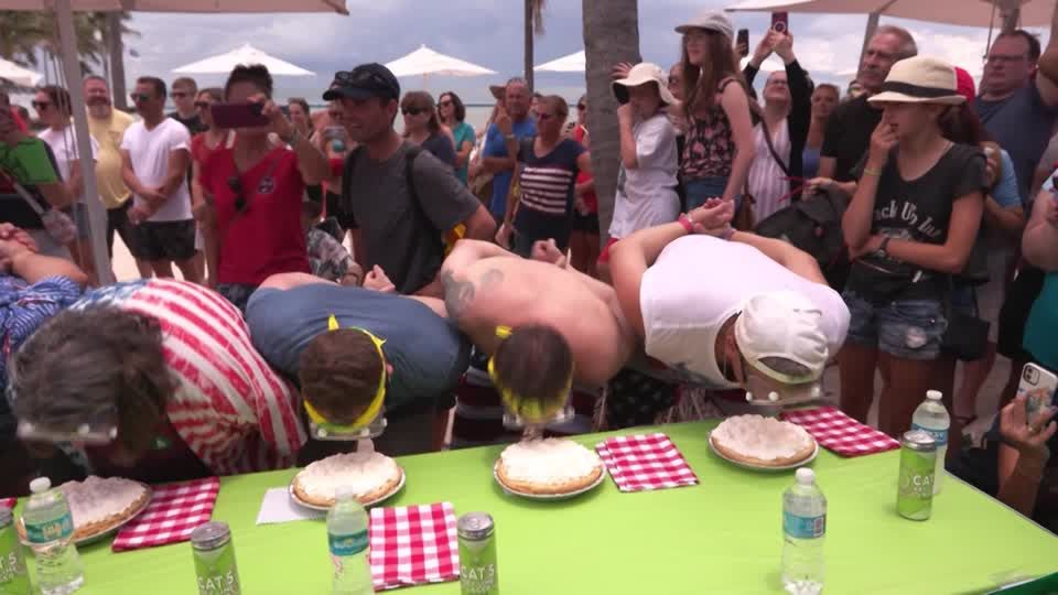Video: Ziemlich unappetitlich - Kuchen-Wettessen in Florida Video: Ziemlich unappetitlich - Kuchen-Wettessen in Florida