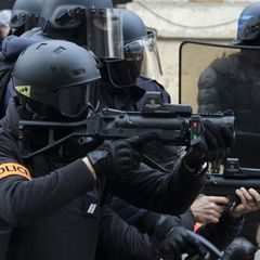 Der Harftgummiwerfer LPD 40 sieht nicht nur aus wie eine Waffe des Militärs, er verschießt allerdings Gummigeschosse und keine Granaten.