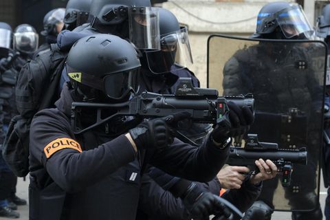 Der Harftgummiwerfer LPD 40 sieht nicht nur aus wie eine Waffe des Militärs, er verschießt allerdings Gummigeschosse und keine Granaten.