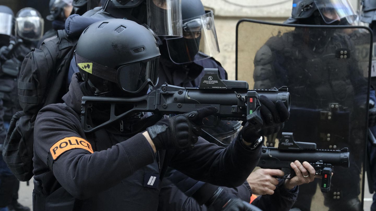 Der Harftgummiwerfer LPD 40 sieht nicht nur aus wie eine Waffe des Militärs, er verschießt allerdings Gummigeschosse und keine Granaten.