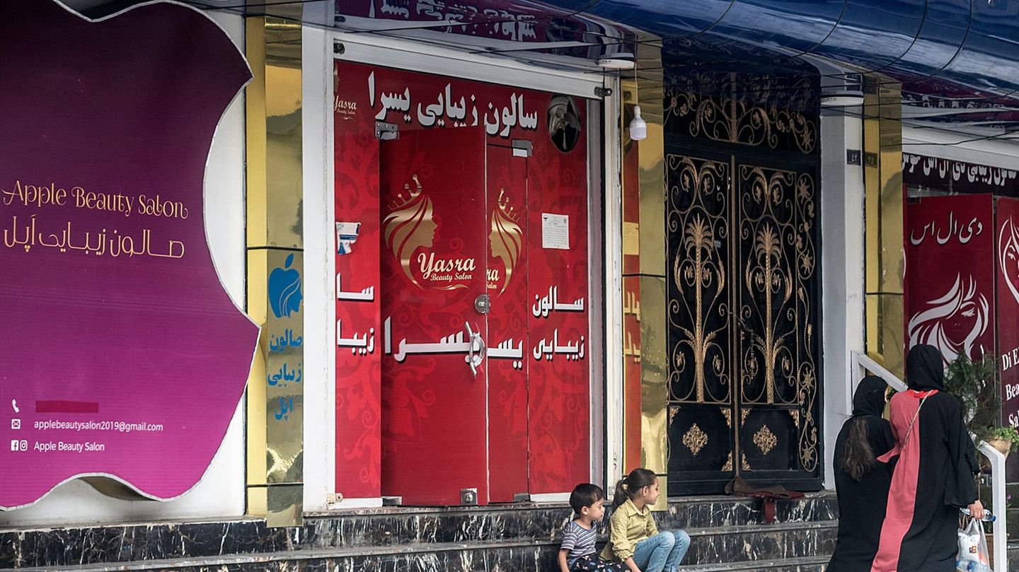 Afghanistan: Taliban order closure of beauty salons