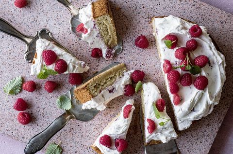 Angeschnittene Himbeertorte mit Himbeercreme