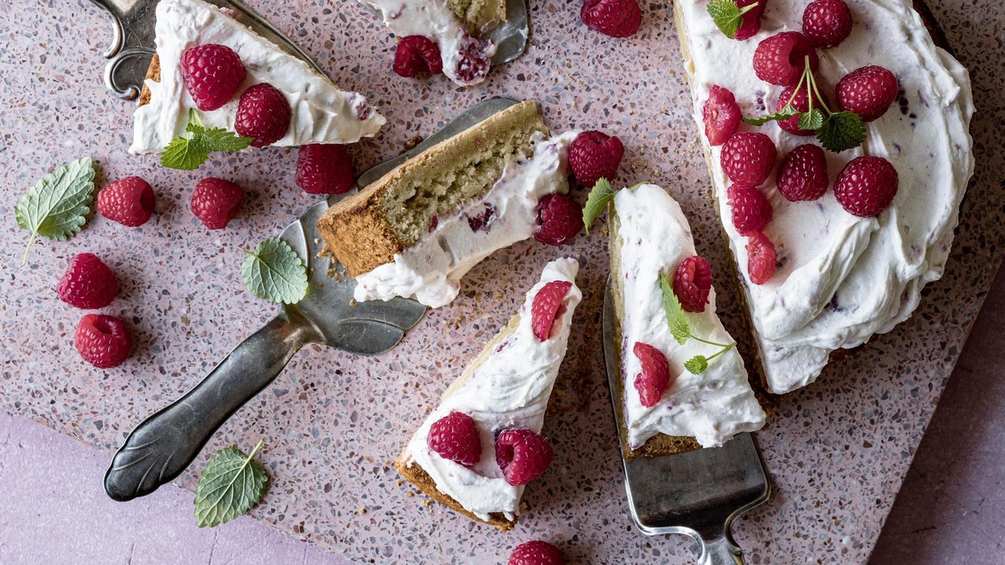 Angeschnittene Himbeertorte mit Himbeercreme