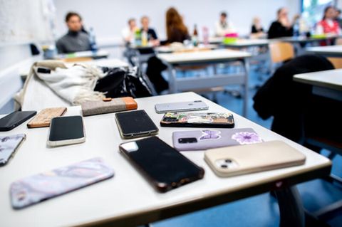 Niederlande: Smartphones auf dem Tisch in einem Klassenzimmer