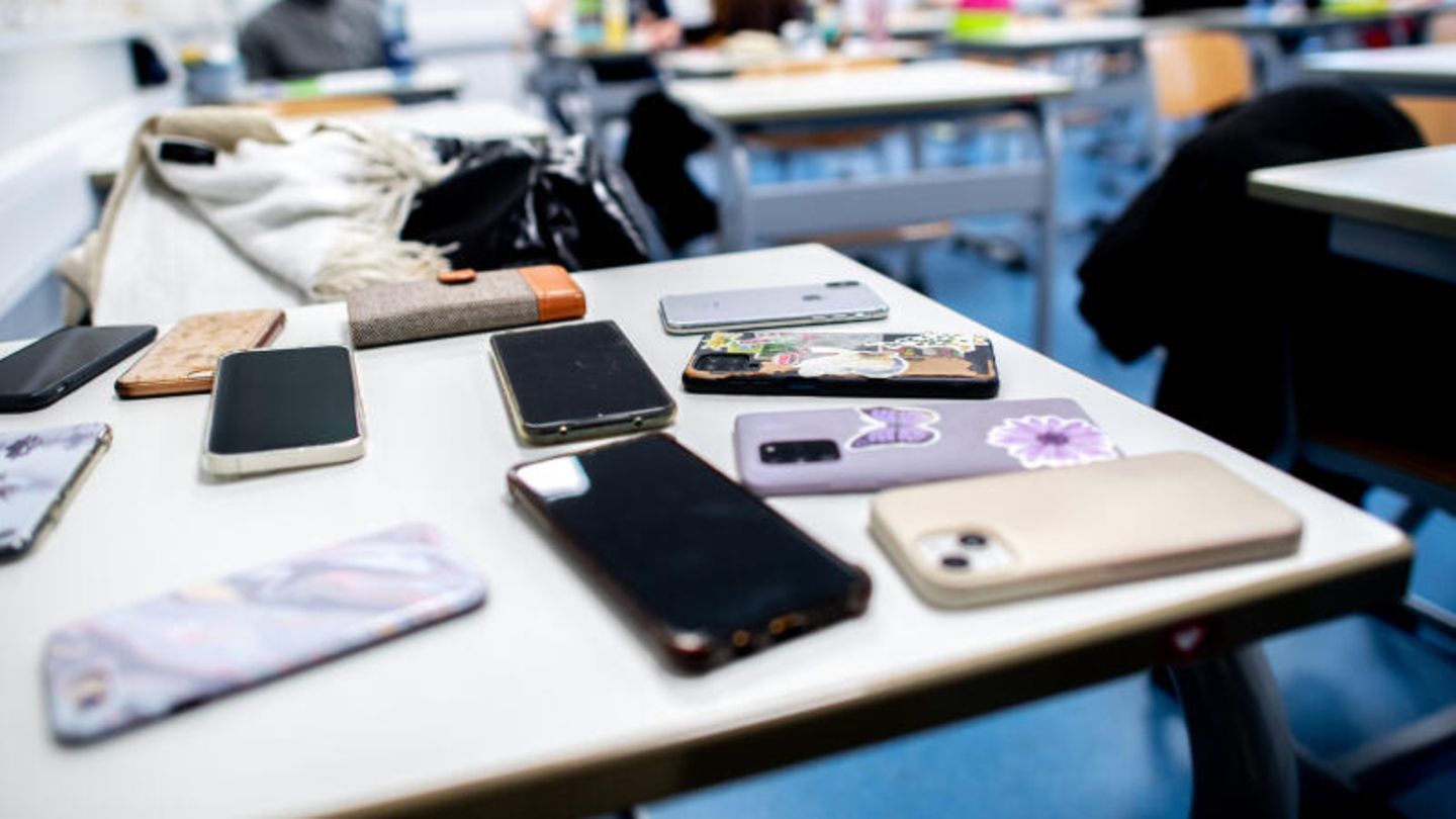 Niederlande: Smartphones auf dem Tisch in einem Klassenzimmer