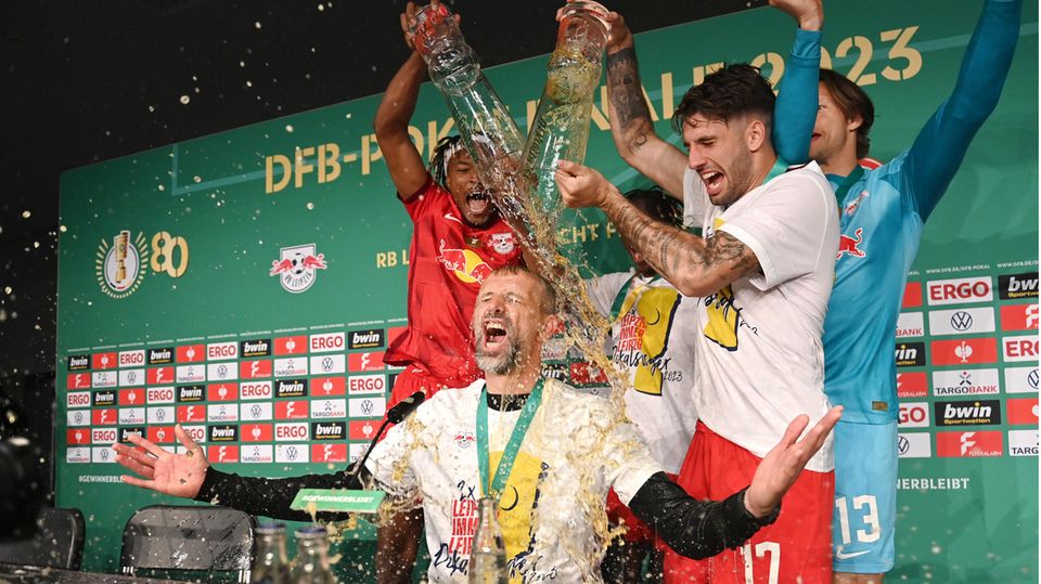 Alkohol und Sport: RB Leipzig Trainer Marco Rose wird von seinen Spielern mit Bier übergossen