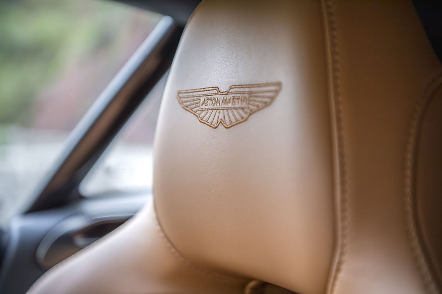 Aston Martin DB12