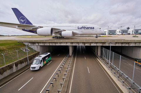 Ein Airbus A380 der Lufthansa fährt über eine Brücke am Flughafen München