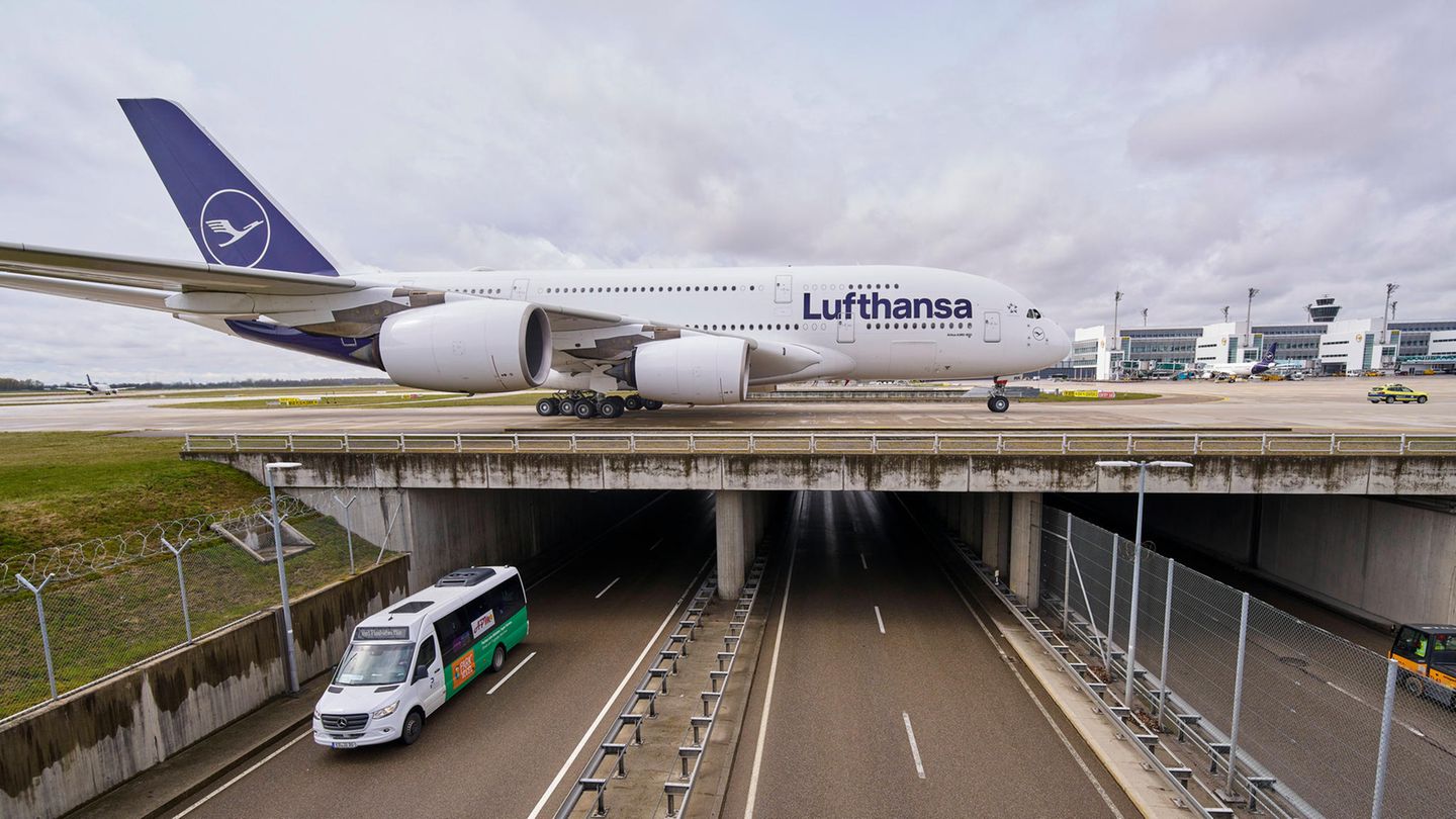 lufthansa-brings-the-third-airbus-a380-back-into-service-time-news