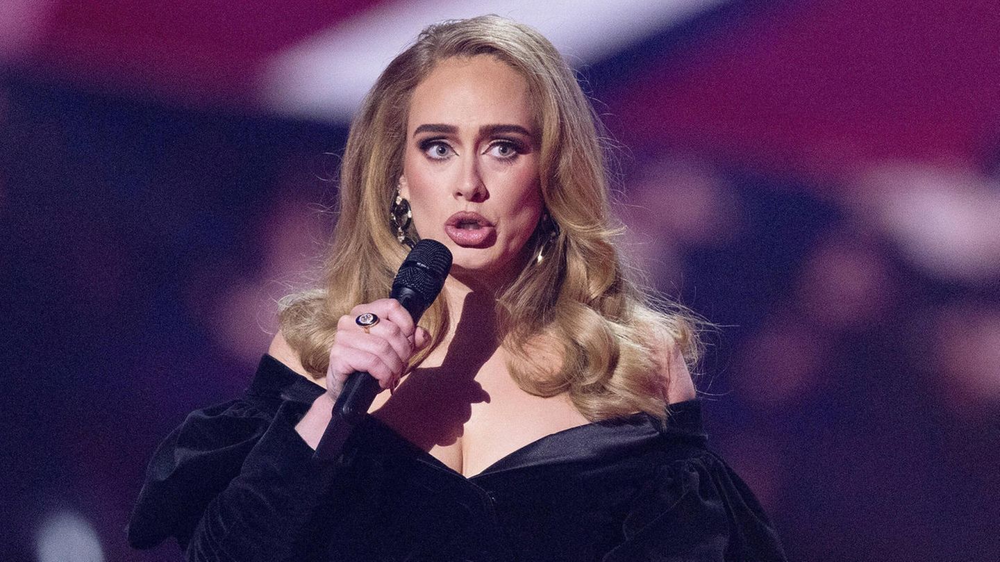 Vip News: Adele warns her fans: stop throwing objects on stage - News ...