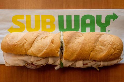 Ein Sandwich auf einem Tisch in einem Subway-Restaurant