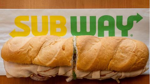 Ein Sandwich auf einem Tisch in einem Subway-Restaurant