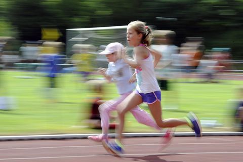 Grundschülerinnen laufen um die Wette: Die Bundesjugendspiele sollen jungen Menschen Freude am Sport vermitteln