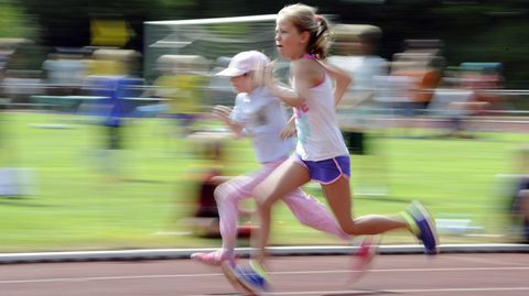 Grundschülerinnen laufen um die Wette: Die Bundesjugendspiele sollen jungen Menschen Freude am Sport vermitteln