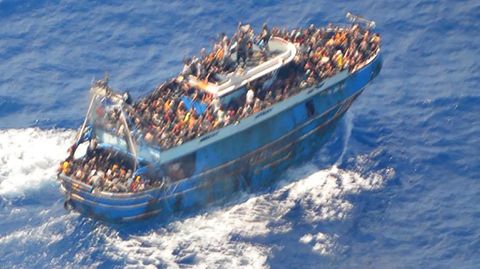 Eine Luftaufnahme zeigt ein vollbesetztes Flüchtlingsschiff vor Griechenland