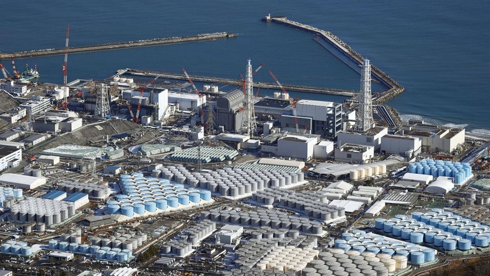 Rund 1000 Wassertanks stehen rund um das havarierte Atomkraftwerk Fukushima