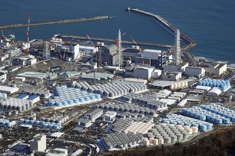 Rund 1000 Wassertanks stehen rund um das havarierte Atomkraftwerk Fukushima