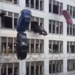 Ausschreitungen in Frankreich: Ist das Video in dem Autos aus einem Parkdeck geworfen werden echt?