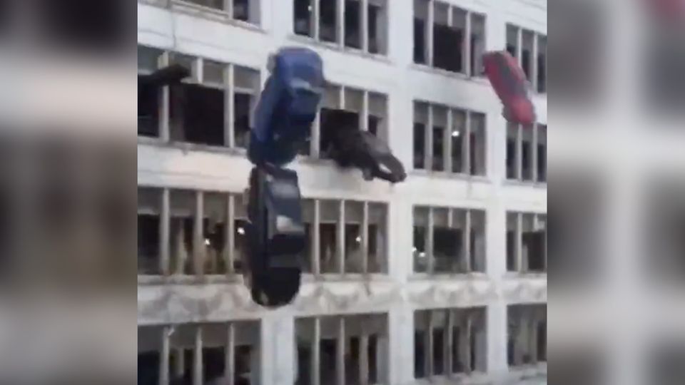 Ausschreitungen in Frankreich: Ist das Video in dem Autos aus einem Parkdeck geworfen werden echt? Ausschreitungen in Frankreich: Ist das Video in dem Autos aus einem Parkdeck geworfen werden echt?