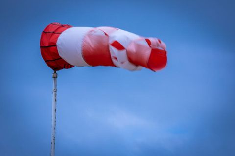 Ein Windsack flattert bei stürmischem Wetter am Flugplatz Wismar-Müggenburg