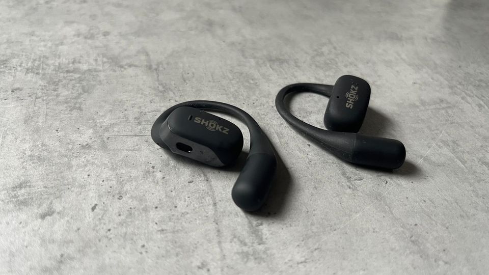 Shokz Openfit liegen auf einem Tisch