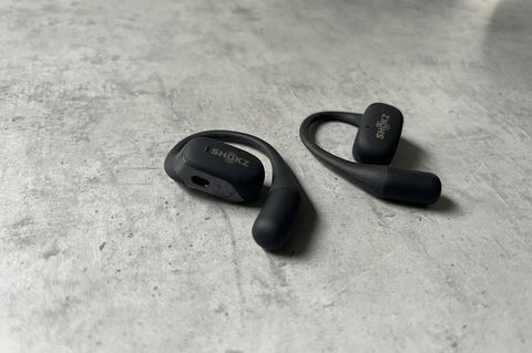 Shokz Openfit liegen auf einem Tisch