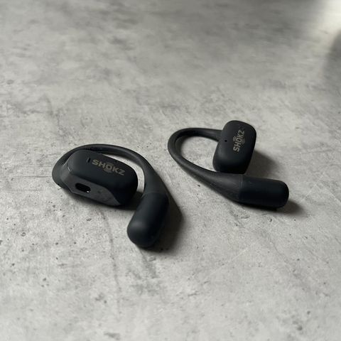 Shokz Openfit liegen auf einem Tisch