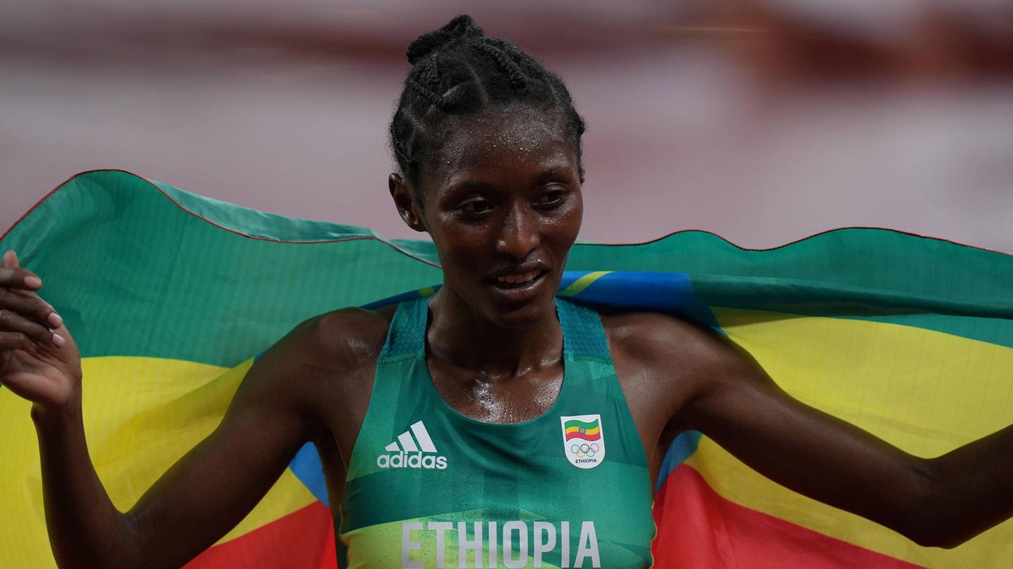 Senbere Teferi: Runner takes a wrong turn just before the finish line and misses out on victory