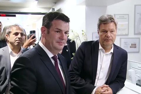 Video: Heil und Habeck: Zuwanderung gegen Fachkräftemangel in der Pflege notwendig