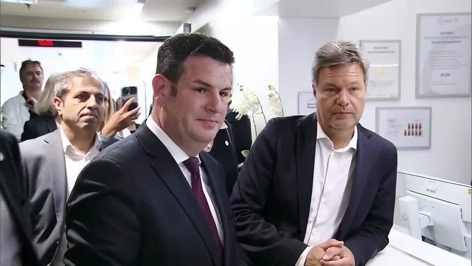 Video: Heil und Habeck: Zuwanderung gegen Fachkräftemangel in der Pflege notwendig Video: Heil und Habeck: Zuwanderung gegen Fachkräftemangel in der Pflege notwendig