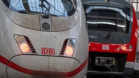 Zwei Züge der Deutschen Bahn stehen im Münchner Hauptbahnhof