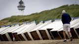 In dem niederländischen Ferienort Egmond aan Zee bläst Poly kurzerhand sätmliche Strandhäuschen um.