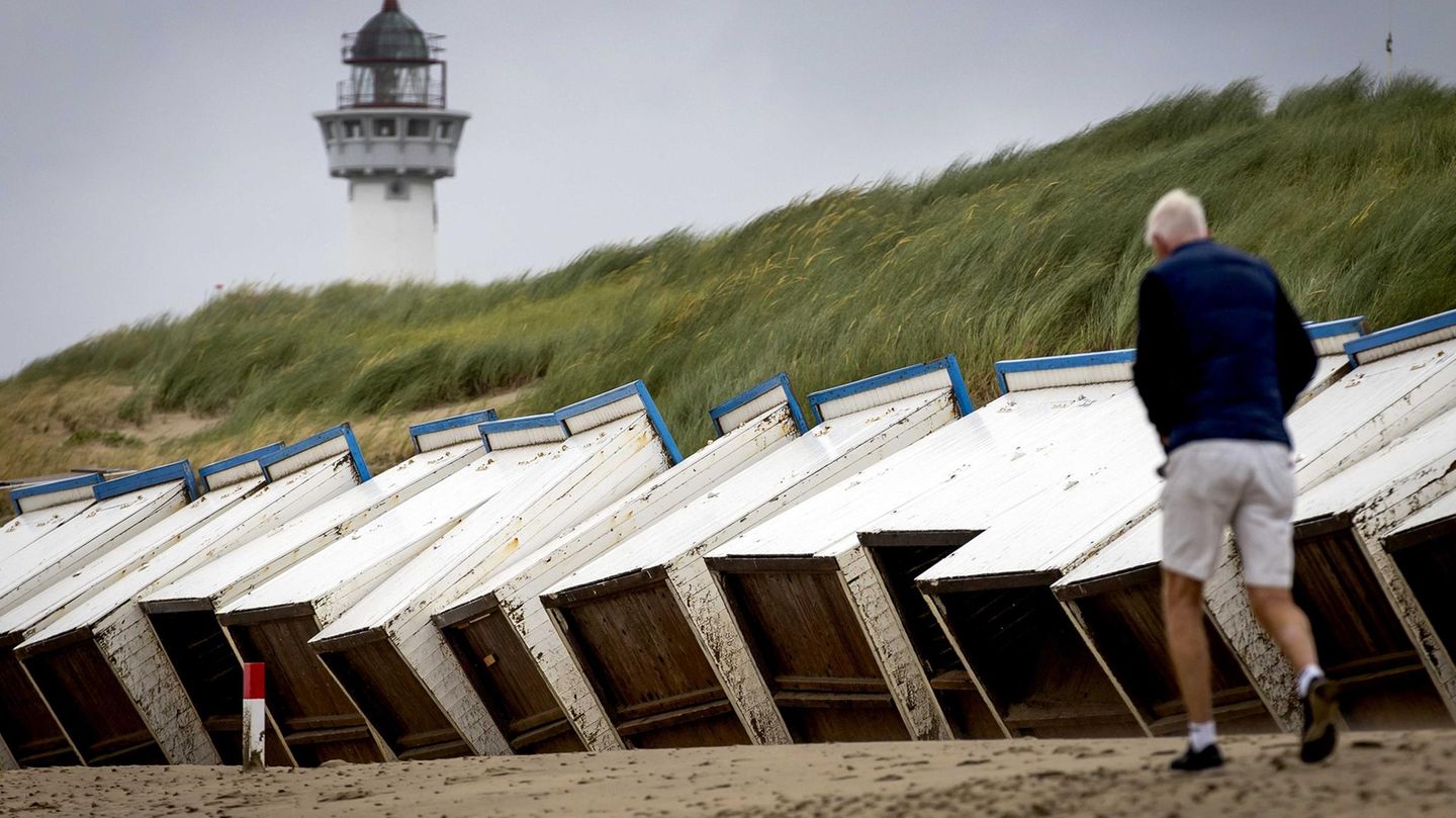 In dem niederländischen Ferienort Egmond aan Zee bläst Poly kurzerhand sätmliche Strandhäuschen um.