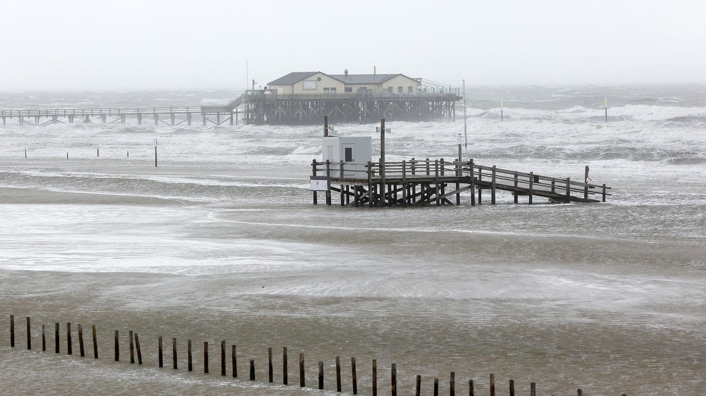 Windböen fegen über den Strand von St. Peter Ording, der zum Teil unter Wasser steht. Der Deutsche Wetterdienst stuft Sturmtief "Poly" im Laufe des Tages sogar zum Orkan hoch.