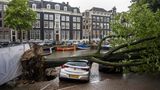 In Amsterdam erwischt es ein Auto.