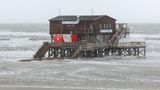 Die Pfahlbauten in St. Peter Ording halten Stand. Steife Brisen sind sie an der Küste gewohnt.