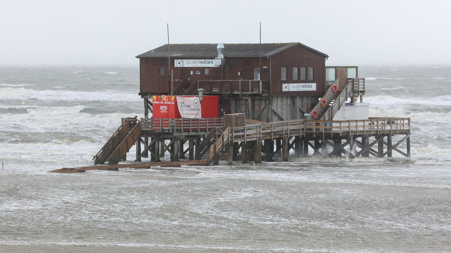 Die Pfahlbauten in St. Peter Ording halten Stand. Steife Brisen sind sie an der Küste gewohnt.