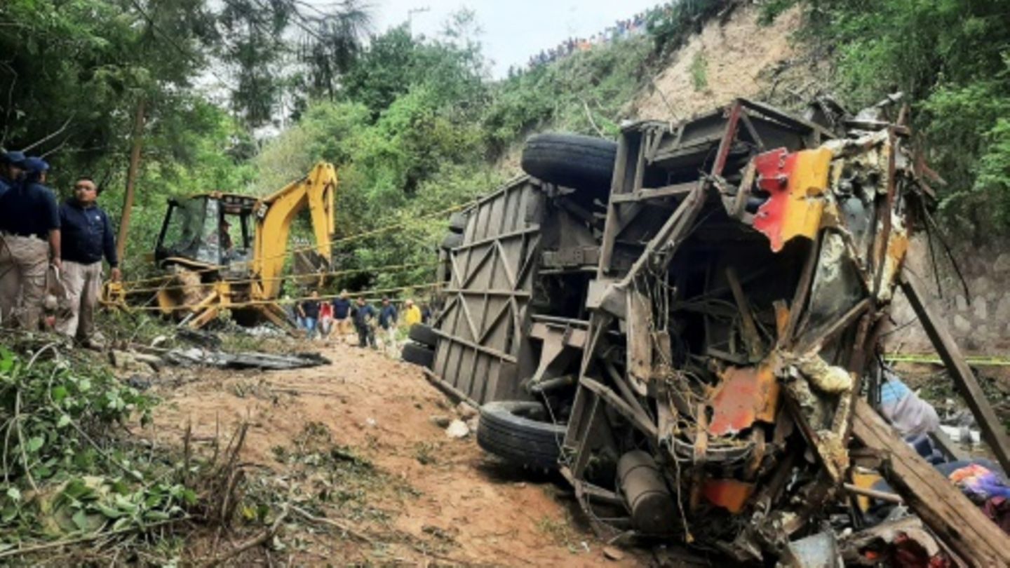 Al menos 27 muertos en grave accidente de autobús en México