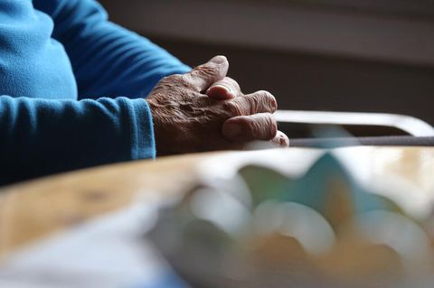 Ein Mann, der sich am Ende seines Lebens die Option zum Suizid offenhalten möchte, sitzt in seiner Wohnung