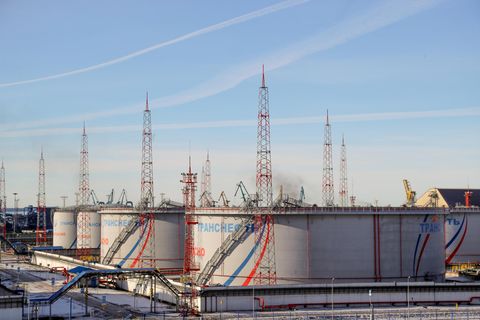 Tanks von Transneft, das die Erdöl-Pipelines Russlands betreibt, im Ölterminal von Ust-Luga