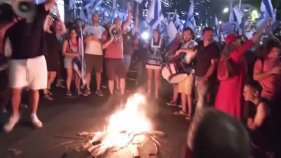 Video: Israel: Demonstranten blockieren Autobahn in Tel Aviv Video: Israel: Demonstranten blockieren Autobahn in Tel Aviv