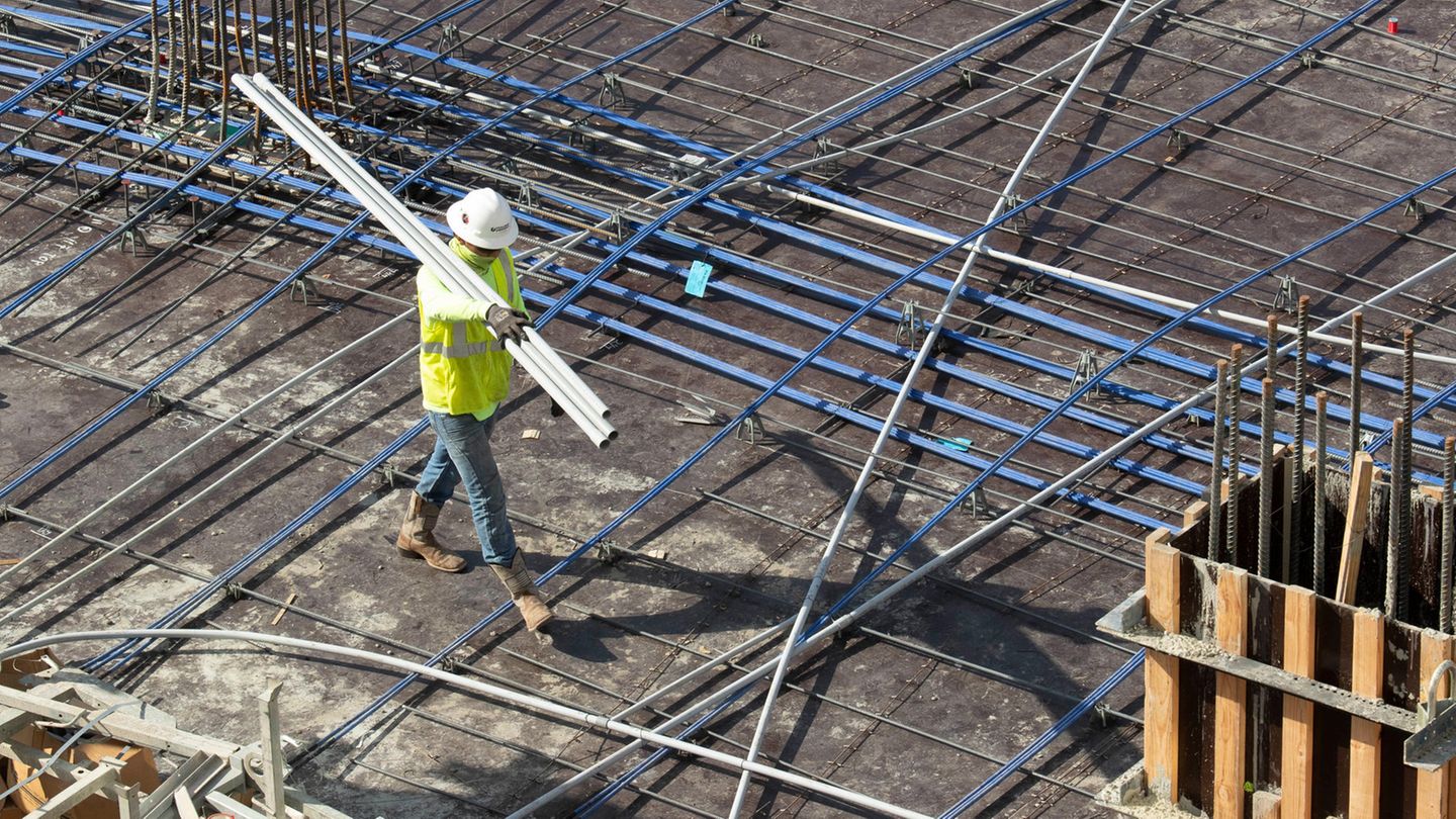 Ein Bauarbeiter geht im Sommer eine Baustelle in Texas entlang