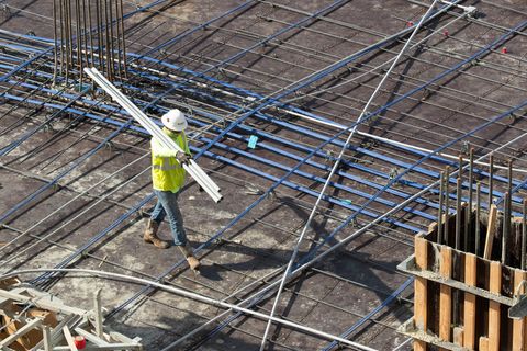 Ein Bauarbeiter geht im Sommer eine Baustelle in Texas entlang