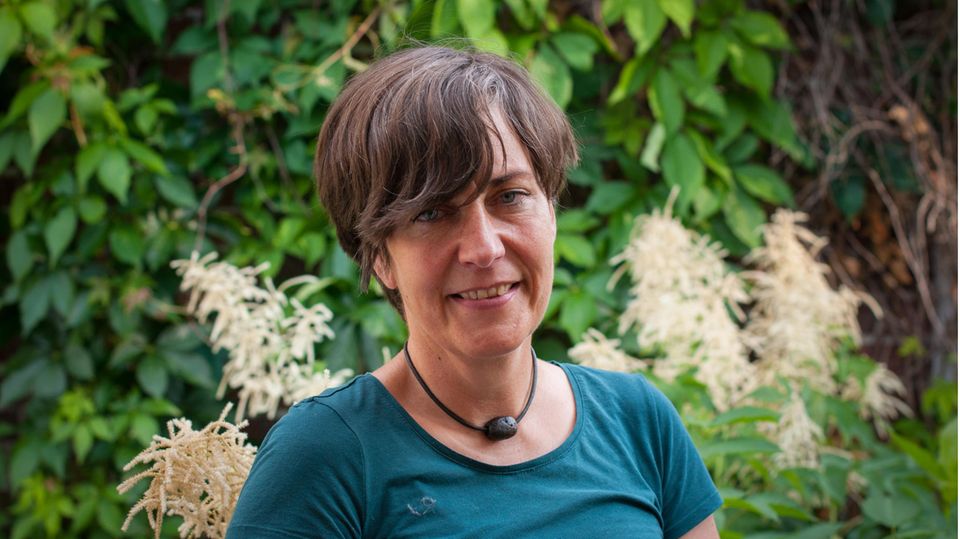 Die Igelschützerin Antje Fabrizius-Voigt steht im Garten.
