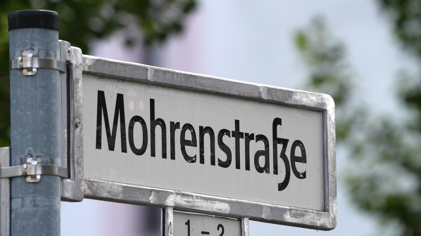 Ein Schild "Mohrenstraße 1 - 2" neben der Botschaft von Tschechien am Zietenplatz in Mitte