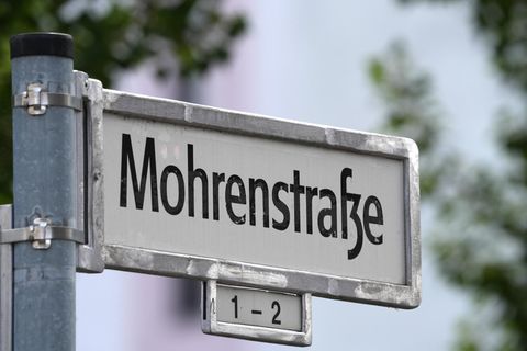Ein Schild "Mohrenstraße 1 - 2" neben der Botschaft von Tschechien am Zietenplatz in Mitte
