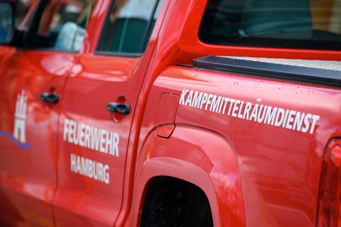 Die Hamburger Feuerwehr hatte es Mittwochabend mit einer Fliegerbombe und Problemen bei Twitter zu tun (Archivbild)